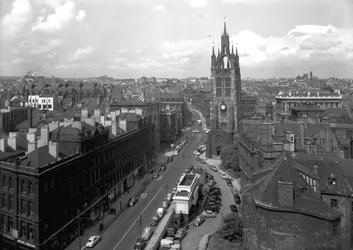 Vue le long de St Nicholas Street en direction de la cathédrale, Newcastle upon Tyne, octobre 1956